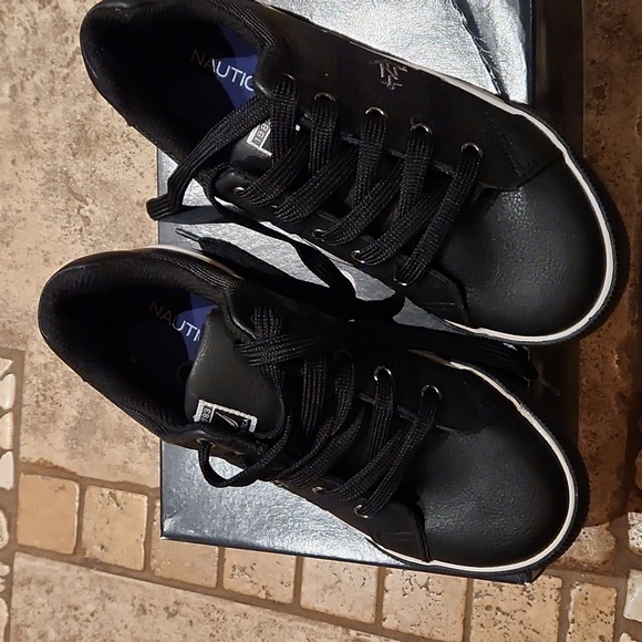 Brand New! Nautica youth sneakers US 4 - Picture 2 of 10